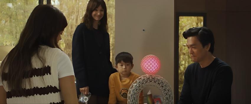 Afraid (1970) Movie scene: Meredith (Katherine Waterston) and Curtis (John Cho) with their children, viewing the new AIA assistant