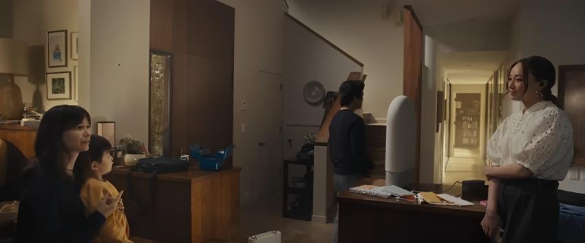 Afraid (1970) Movie scene: Meredith (Katherine Waterston) in discussion with AIA representative Melody (Havana Rose Liu) at their home