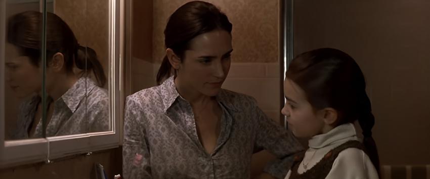 Dark Water (1970) Movie scene: Dahlia (Jennifer Connelly) and her daughter Ceci (Ariel Gade) stand in the bathroom next to a mirror