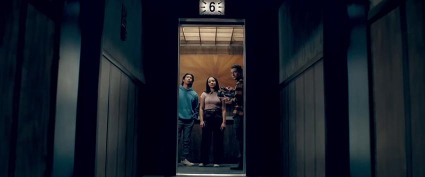 Elevator Game (1970) Movie scene: A group of three stands in an elevator as it’s about to close, viewed from the hallway