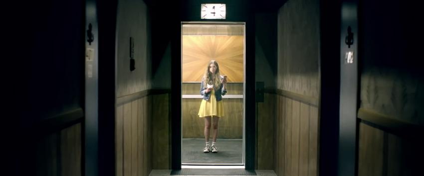 Elevator Game (1970) Movie scene: A lone blonde woman stands in the middle of the elevator, viewed from the hallway