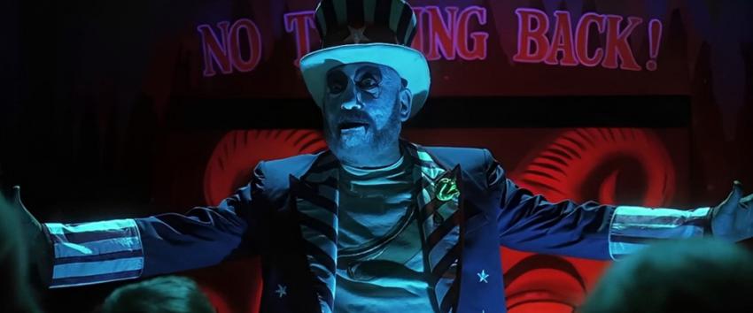House of 1000 corpses (1970) Movie scene: Captain Spaulding (Sid Haig) in a top hat invites visitors to experience the famous Murder Ride