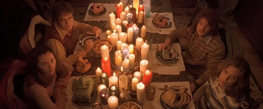 House of 1000 corpses (1970) Movie scene: Mary (Jennifer Jostyn), Bill (Rainn Wilson), Jerry (Chris Hardwick), and Denise (Erin Daniels) sitting at the dinner table in the Firefly family farmhouse