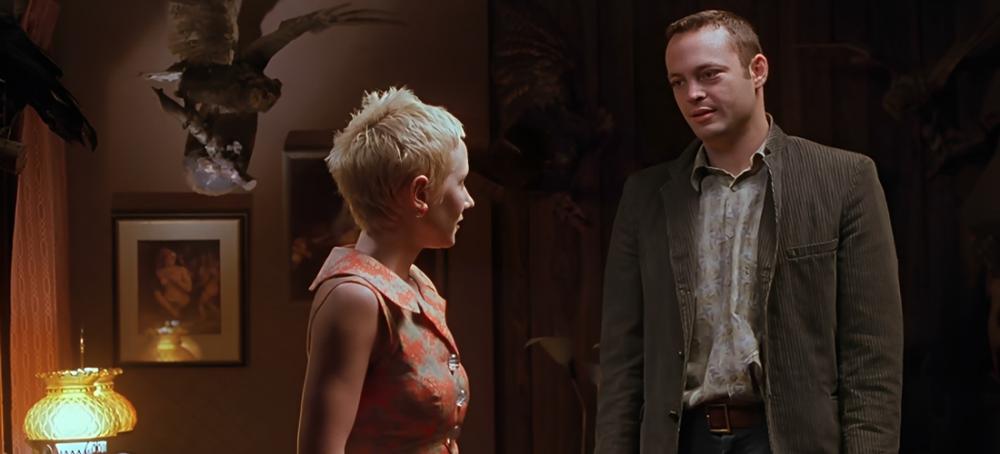 Vince Vaughn as Norman Bates speaking to Anne Heche’s Marion Crane inside the office in Psycho (1998)