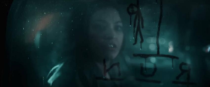 Tarot (1970) Movie scene: Madeline (Humberly González) sees a game of Hangman appear on the car window, with the letters spelling out 'RUN'