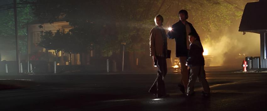 The Fog (1970) Movie scene: Nick Castle (Tom Welling) shining a flashlight alongside Elizabeth (Maggie Grace) and Andy (Cole Heppell).
