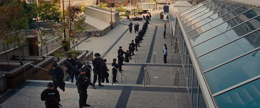 Trap (1970) Movie scene: FBI agents and authorities surrounding the venue for the Lady Raven concert