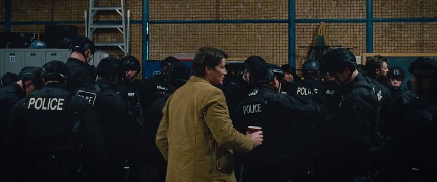 Trap (1970) Movie scene: Cooper (Josh Hartnett) casually mingling with police while holding a cup of coffee